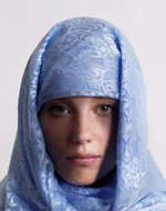 顔が布で覆われ影ができている写真